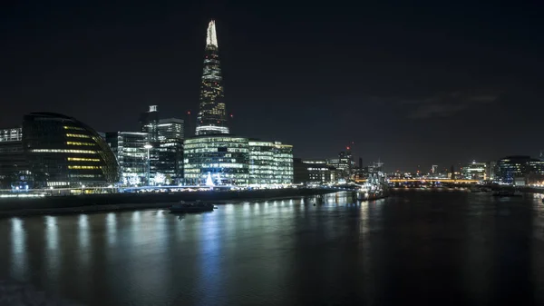 Londen - April: Skyline van Londen op de Theems met scherf in de achtergrond; Mooie avond uitzicht op meer Londen Riverside en stadhuis — Stockfoto