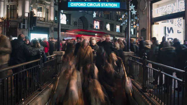 Londra, İngiltere, Aralık, Oxford Circus metro istasyonunda commuters onların yol ev ile her gün işten sonra insanlar hacmi ile başa çıkmak için istasyonu giriş mücadeleler sular altında olduğunu. uzun pozlama