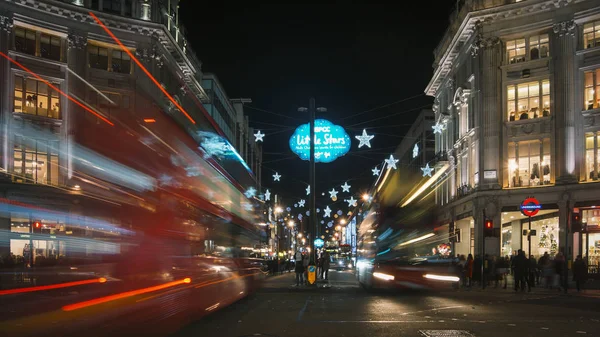 Londra - DICEMBRE: Luci di Natale e autobus di Londra alla stazione sulla trafficata Oxford Street Londra, Inghilterra, Regno Unito a dicembre. Circo di Oxford alla corsa al traffico . — Foto Stock