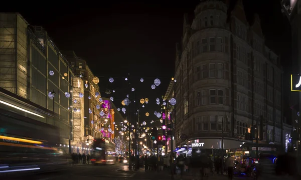 London - DECEMBER: Christmas lights and London buses at the station on busy Oxford Street London, England, United Kingdom in December. Oxford circus at traffic rush. — Stock Photo, Image