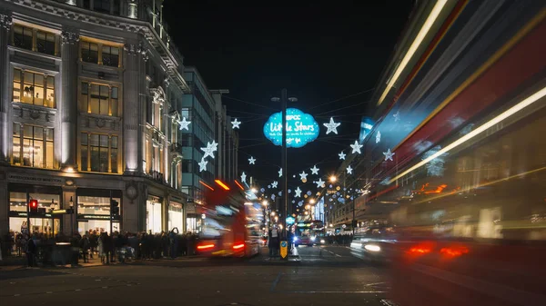 London - DECEMBER: Christmas lights and London buses at the station on busy Oxford Street London, England, United Kingdom in December. Oxford circus at traffic rush. — Stock Photo, Image