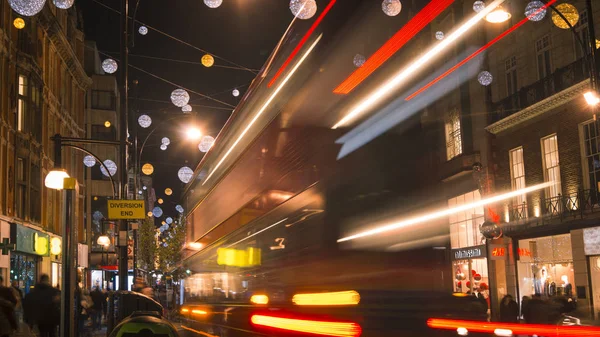 Лондон - грудень: Різдвяні вогні і Лондонські автобуси на станції на зайнятий Лондоні вулиці Оксфорд, Англія, Сполучене Королівство, у грудні. Оксфордської площі в пік трафіку. — стокове фото