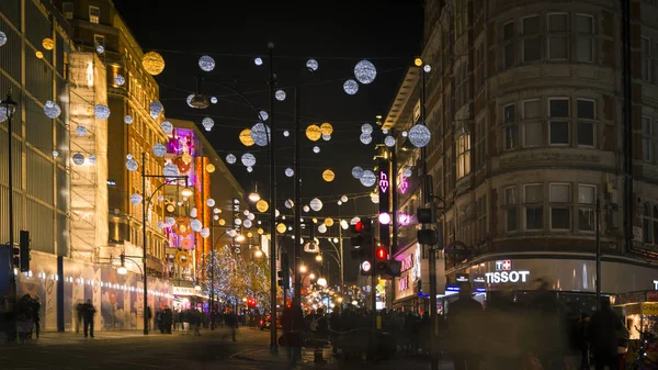 Londra - Aralık: Noel ışıkları ve Londra otobüs istasyonunda meşgul Oxford Street Londra, İngiltere, Birleşik Krallık Aralık ayında. Oxford circus, trafik acele.