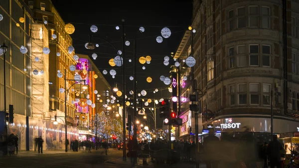 Londres - DEZEMBRO: Luzes de Natal e ônibus de Londres na estação na movimentada Oxford Street London, Inglaterra, Reino Unido em dezembro. Oxford circo na corrida de tráfego . — Fotografia de Stock