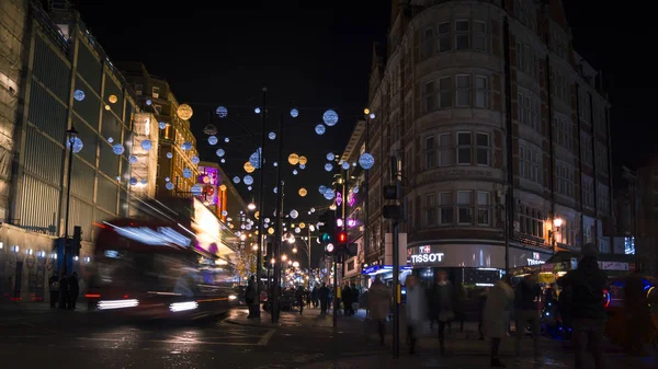 Londra - DICEMBRE: Luci di Natale e autobus di Londra alla stazione sulla trafficata Oxford Street Londra, Inghilterra, Regno Unito a dicembre. Circo di Oxford alla corsa al traffico . — Foto Stock