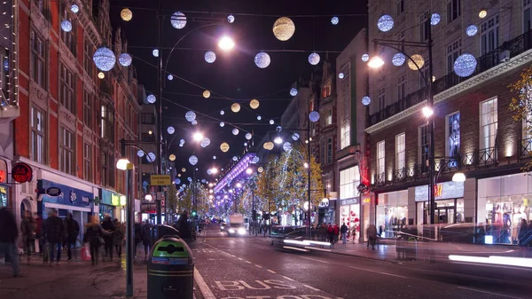 London - DECEMBER: Christmas lights and London buses at the station on busy Oxford Street London, England, United Kingdom in December. Oxford circus at traffic rush. — Stock Photo, Image