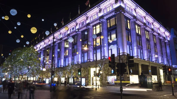 Londra - Aralık: Noel ışıkları ve Londra otobüs istasyonunda meşgul Oxford Street Londra, İngiltere, Birleşik Krallık Aralık ayında. Oxford circus, trafik acele.