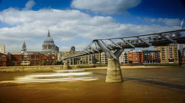 St Paul Katedrali arka planda, Londra, İngiltere ile Millennium köprüyü geçtikten insanlar, — Stok fotoğraf