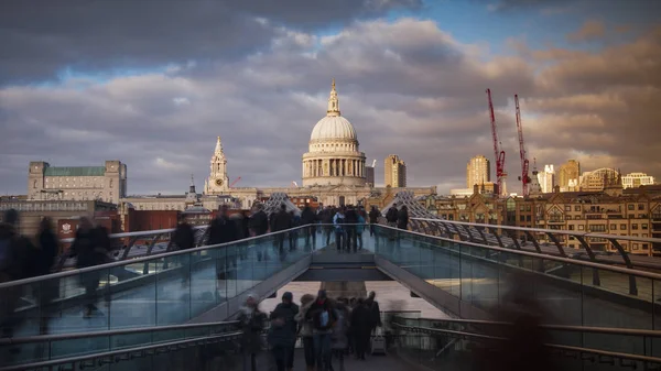 Pessoas que atravessam a ponte do Milénio com a catedral de São Paulo ao fundo, Londres, Reino Unido , — Fotografia de Stock