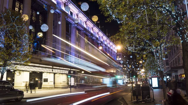 Londres - DICIEMBRE: Luces de Navidad y autobuses de Londres en la estación de Oxford Street Londres, Inglaterra, Reino Unido en diciembre. Circo de Oxford en la carrera de tráfico . —  Fotos de Stock