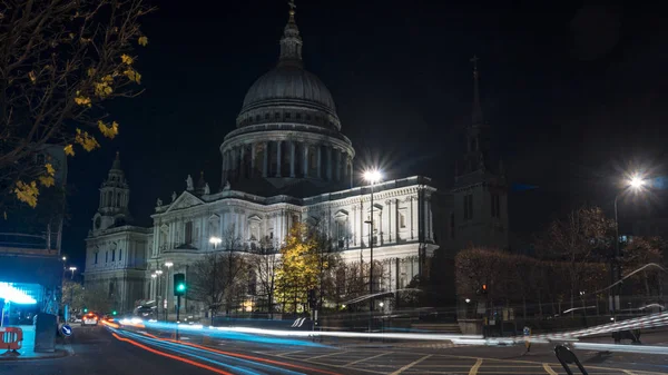 LONDRES - CIRCA OCTUBRE: Catedral de San Pablo alrededor de octubre en Londres. La Catedral de San Pablo es una catedral de la Iglesia de Inglaterra y es la sede del Obispo de Londres. . — Foto de Stock