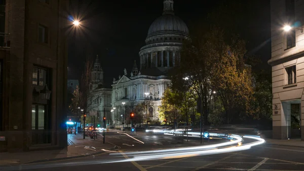 LONDRES - CIRCA OCTUBRE: Catedral de San Pablo alrededor de octubre en Londres. La Catedral de San Pablo es una catedral de la Iglesia de Inglaterra y es la sede del Obispo de Londres. . — Foto de Stock
