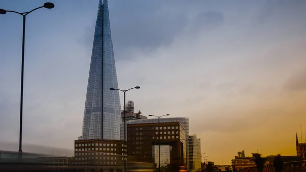 Londra, İngiltere - 5 Nisan: Rating arabalar ve arka planda Nisan tarihinde Londra, İngiltere Londra Köprüsü'nde 