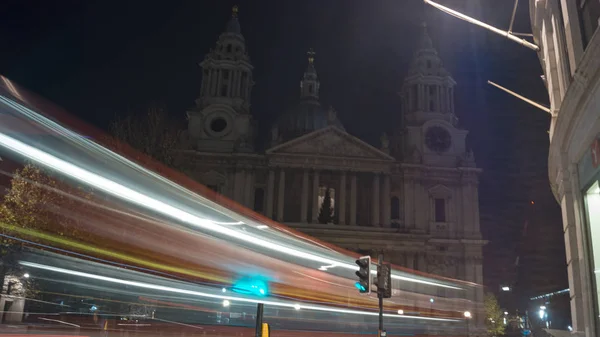 LONDRES - CIRCA OCTUBRE: Catedral de San Pablo alrededor de octubre en Londres. La Catedral de San Pablo es una catedral de la Iglesia de Inglaterra y es la sede del Obispo de Londres. . — Foto de Stock