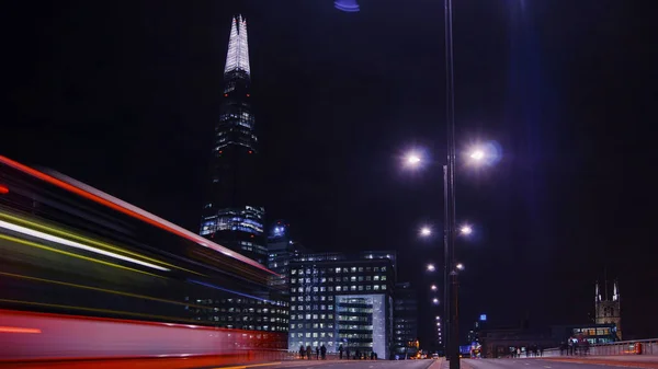 Londra, İngiltere - 5 Nisan: Rating arabalar ve Londra'da Nisan arka planda 