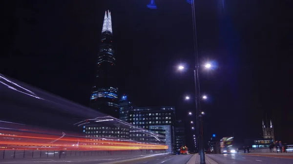 Traffic cars and pedestrians on London Bridge in the night with The Shard in background, long exposure — Stock Photo, Image