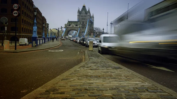 Londres, Reino Unido, abril: Hora punta en Londres, vista al Tower Bridge — Foto de Stock
