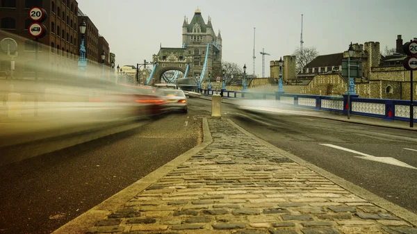 London, Uk, april: Rush hour in London, view to the Tower Bridge — Stock Photo, Image