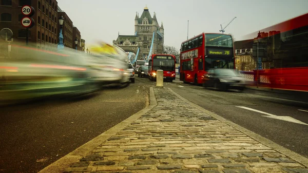 London, Wielka Brytania, kwietnia: godziny szczytu w Londynie, widok do Tower Bridge — Zdjęcie stockowe