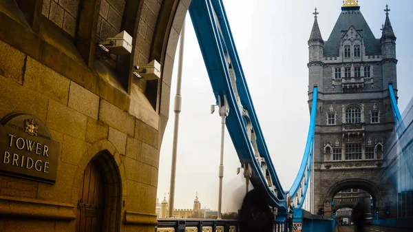 伦敦阳光明媚的一天, 望着塔桥, 长时间曝光 — 图库照片