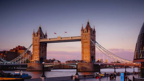 Londra, İngiltere, Nisan: Rush saat Londra'da, görüntülemek için Tower Bridge