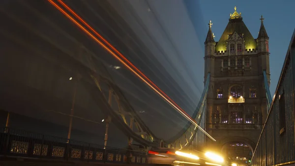 Hora de ponta em Londres, vista para a Tower Bridge, exposição longa — Fotografia de Stock