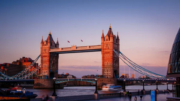Hora punta en Londres, vista al Tower Bridge, larga exposición —  Fotos de Stock