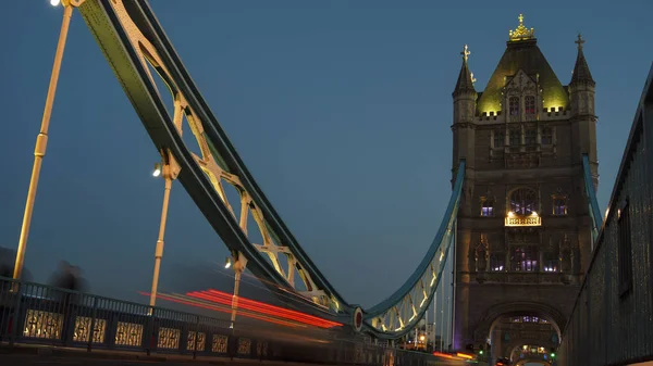 Hora punta en Londres, vista al Tower Bridge, larga exposición — Foto de Stock