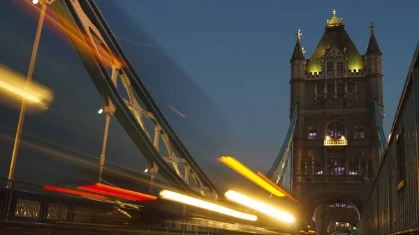 Hora punta en Londres, vista al Tower Bridge, larga exposición — Foto de Stock