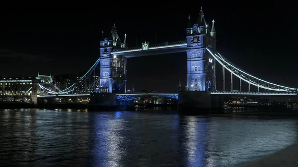 Vista nocturna al Puente de la Torre, larga exposición — Foto de Stock