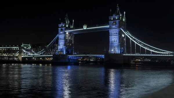 Vista nocturna al Puente de la Torre, larga exposición — Foto de Stock