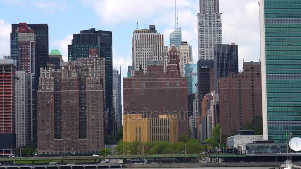 Viendo el impresionante hermoso horizonte de Manhattan desde Long Island City en Nueva York, panorámica panorámica con ONU, Sede de las Naciones Unidas, Ultra Hd 4k, en tiempo real — Vídeo de stock