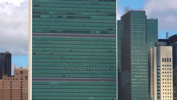 在纽约，宽拍摄全景与 Onu，联合国总部，超高清 4k，实时查看美丽令人惊叹的曼哈顿天际线从长岛市 — 图库视频影像