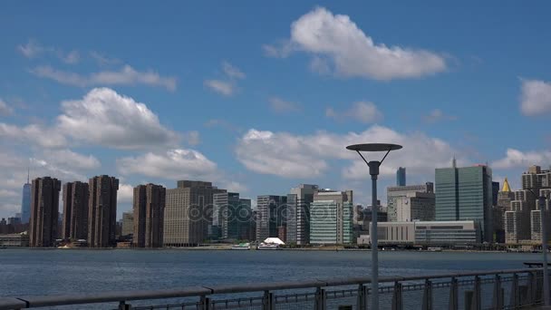 Перегляд красиві захоплюючий Манхеттен з Лонг-Айленд-Сіті в Нью-Йорку, широкий вистрілив Панорама з ОНУ, штаб-квартирі ООН, Ultra Hd 4 Кбайт, реального часу — стокове відео
