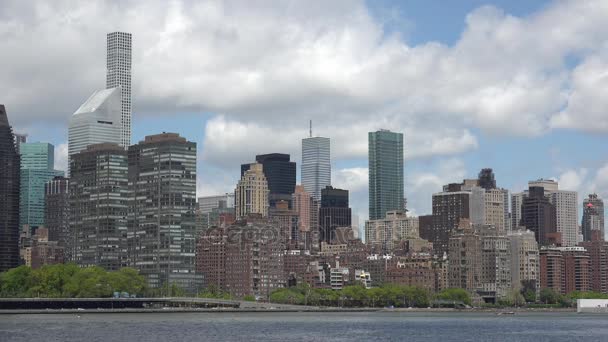 Viendo el impresionante hermoso horizonte de Manhattan desde Long Island City en Nueva York, panorámica panorámica con ONU, Sede de las Naciones Unidas, Ultra Hd 4k, en tiempo real — Vídeos de Stock