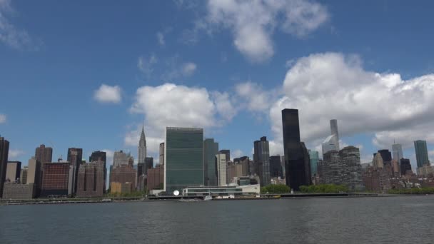 Visar vackra hisnande Manhattan Skyline från Long Island City i New York, brett sköt panorama med Onu, Förenta nationernas högkvarter, Ultra Hd 4k, realtid — Stockvideo