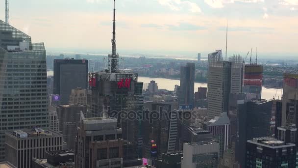 Νέα Υόρκη, circa Μαΐου: Manhattan skyline ουρανοξύστες ευρύ πλάνο από την κορυφή — Αρχείο Βίντεο