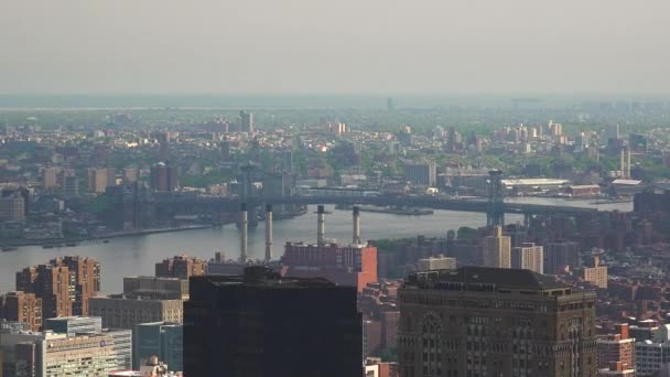 New York, vers mai : New York City Manhattan skyline buildings wide shot from the top, real time skyline — Video