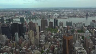 New York, Mayıs yaklaşık: New York'un Manhattan skyline gökdelenler geniş vurdu top, gerçek zamanlı manzarası