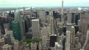 New York, Mayıs yaklaşık: New York'un Manhattan skyline gökdelenler geniş vurdu top, gerçek zamanlı manzarası