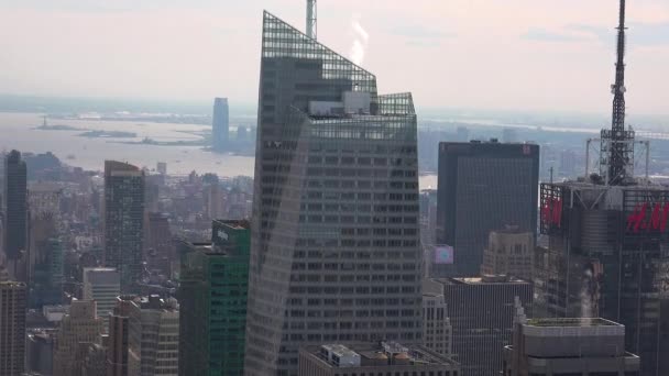 New york, circa Mai: new york city manhattan skyline buildings wide shot from the top, real time skyline — Stockvideo