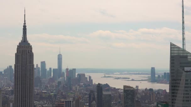 New York, cca květen: New Yorku Manhattan skyline budov široký záběr z horní, reálném čase Panorama — Stock video