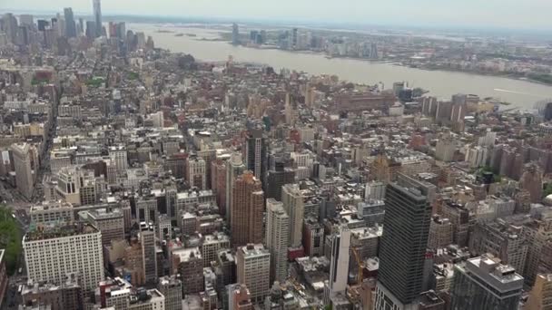 นิวยอร์ก ประมาณเดือนพฤษภาคม นิวยอร์ก ซิตี้ แมนฮัตตัน สกายไลน์ สกายไลน์ สะพานตึกแมนฮัตตัน — วีดีโอสต็อก