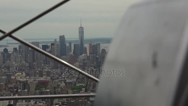 New York, omstreeks mei: New York City Manhattan skyline wolkenkrabbers breed schot van de top, real-time skyline — Stockvideo
