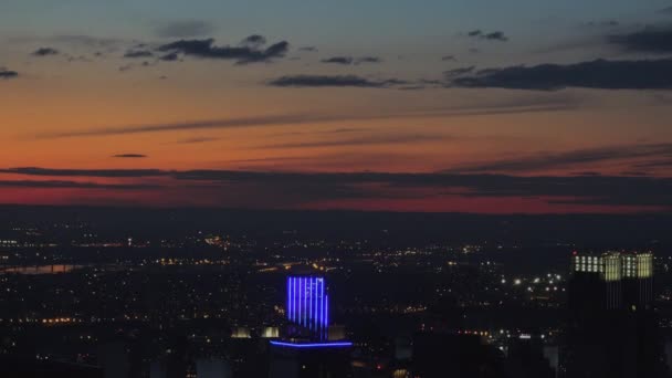 Nueva York, Estados Unidos - circa mayo: toma del atardecer y la noche cayendo sobre Manhattan, Nueva York, Nueva York, Estados Unidos — Vídeo de stock