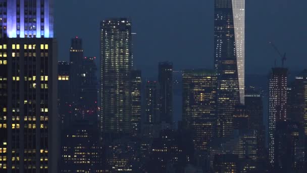 New York, Verenigde Staten - omstreeks mei: shot van de zonsondergang en nacht omvallen van Manhattan, New York City, New York, Verenigde Staten — Stockvideo