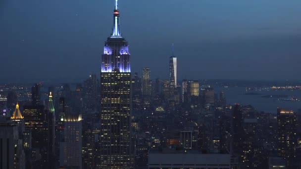 New York, omstreeks mei: Manhattan skyline wolkenkrabbers breed schot vanaf de bovenkant — Stockvideo