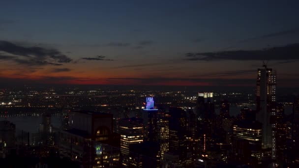 Нью-Йорк, США - близько травня: постріл з заходом сонця та ніч падали Манхеттен, Нью-Йорк Сіті, Нью-Йорк, США — стокове відео