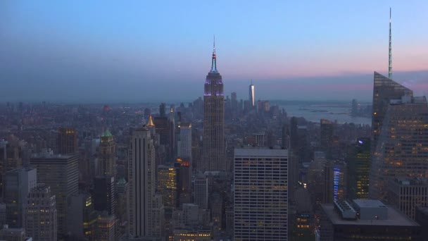 Нью-Йорк, США - близько травня: постріл з заходом сонця та ніч падали Манхеттен, Нью-Йорк Сіті, Нью-Йорк, США — стокове відео