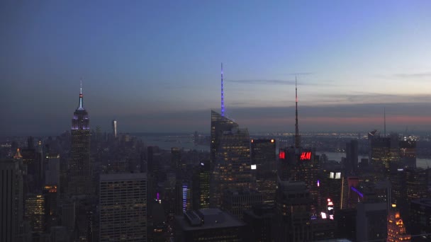 Nueva York, Estados Unidos - circa mayo: toma del atardecer y la noche cayendo sobre Manhattan, Nueva York, Nueva York, Estados Unidos — Vídeos de Stock